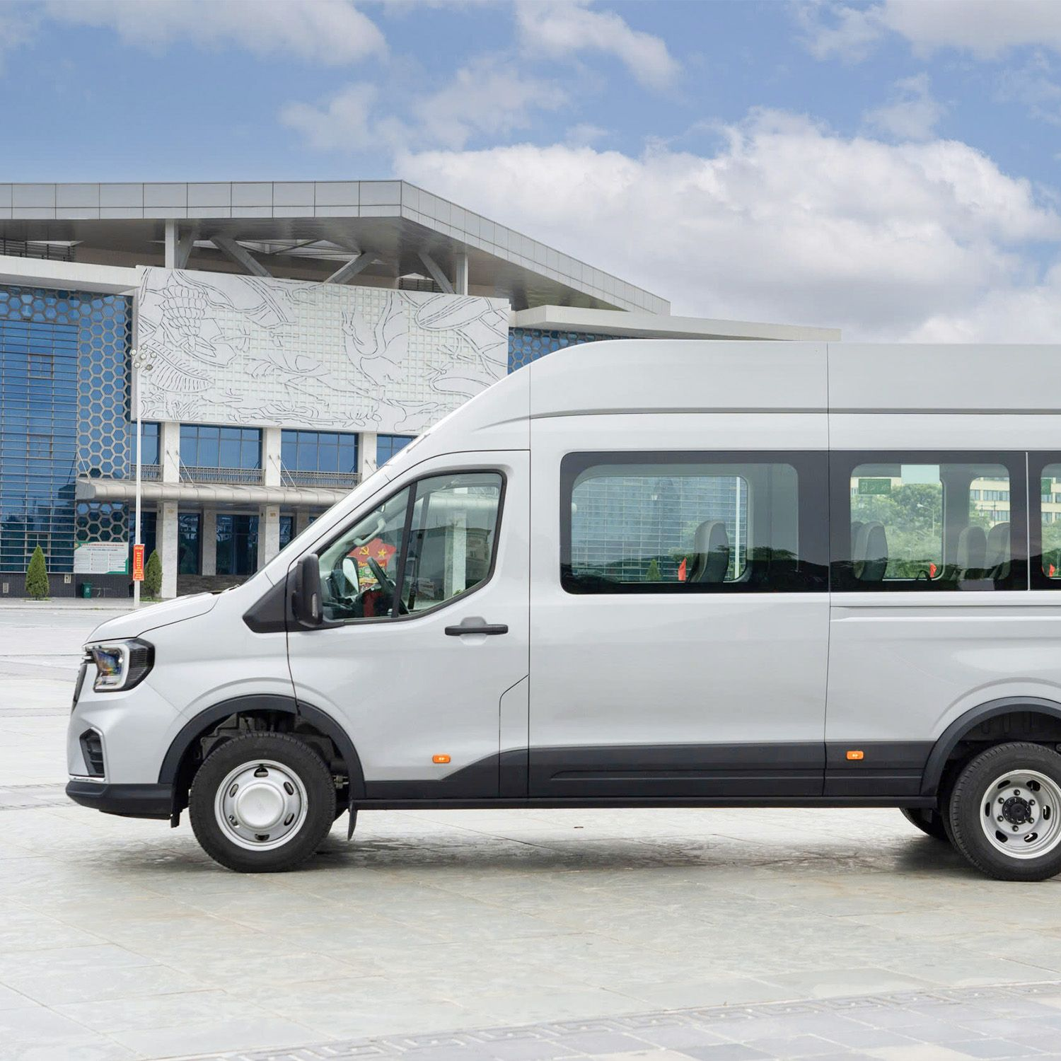 Thuê Xe 18 Chỗ Có Tài Xế: Trải Nghiệm An Toàn, Đẳng Cấp Cùng Huy Đạt